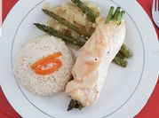 Una foto de pechuga con esparragos