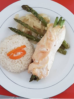 Una foto de Pechuga de pollo rellena con espárragos