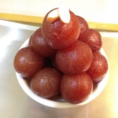 A picture of Gulab Jamun.