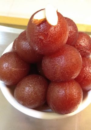 A picture of Gulab Jamun.