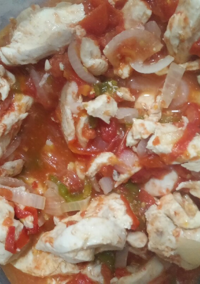 Una foto de Salteado de pollo y verduras
