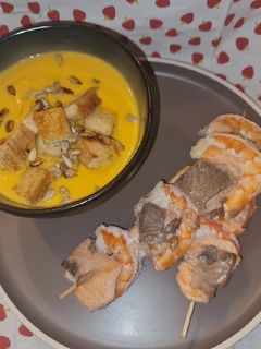 Karotten-Süßkartoffel-Suppe mit Garnelen-Lachs-Spieß Rezepthauptbild