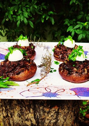 Una foto de Hongos negros o Hongos portobello rellenos con morcilla 😀