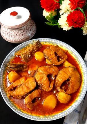সিদ্ধ আলু দিয়ে শৈল মাছের তেল ঝাল রেসিপির প্রধান ছবি