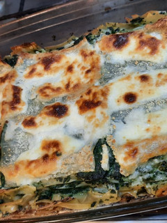 Una foto de Lasagna de espinaca y salsa blanca