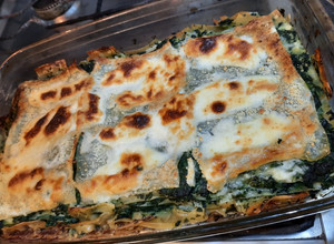 Una foto de Lasagna de espinaca y salsa blanca
