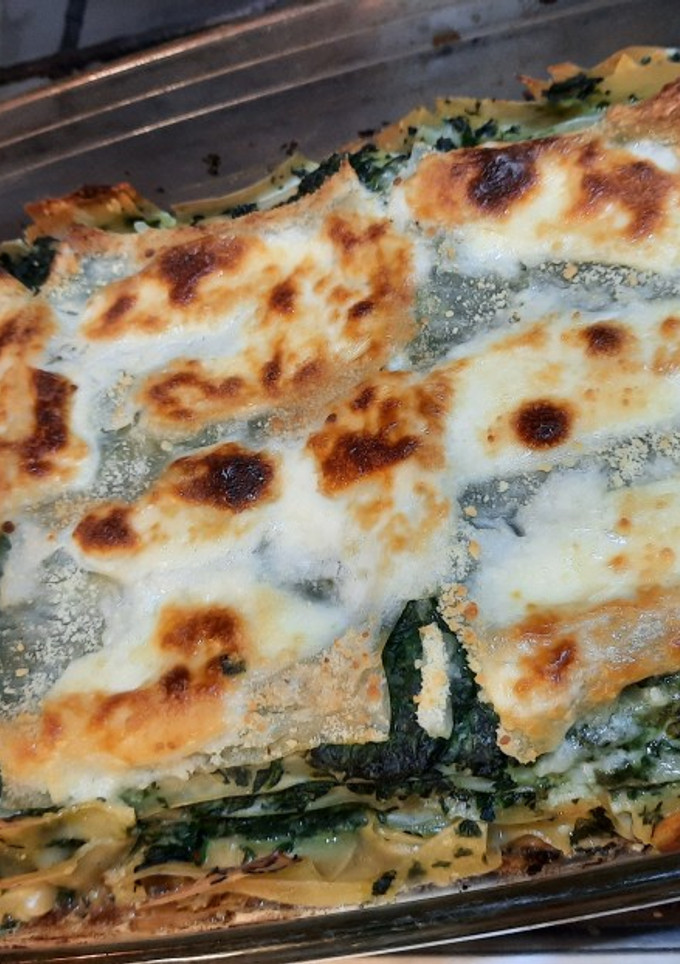 Una foto de Lasagna de espinaca y salsa blanca