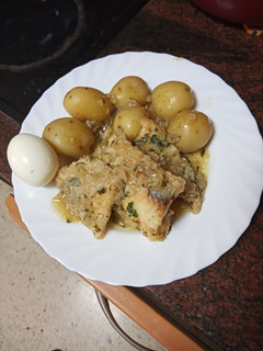 Una foto de Gallo en salsa verde con papas cocidas y huevo duro