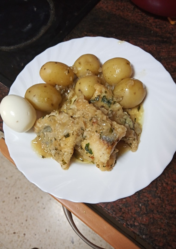 Una foto de Gallo en salsa verde con papas cocidas y huevo duro