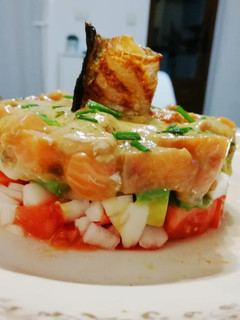 Una foto de Tartar de salmón