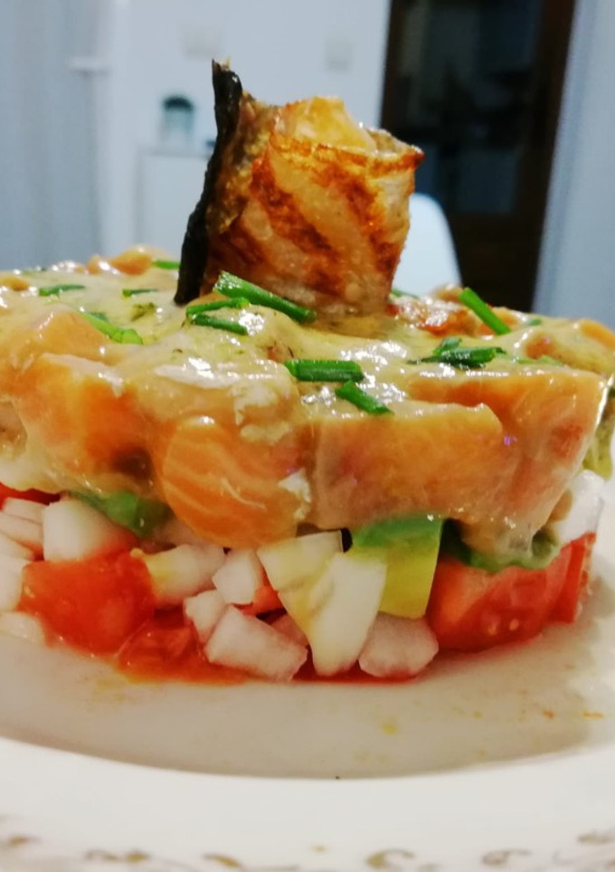 Una foto de Tartar de salmón
