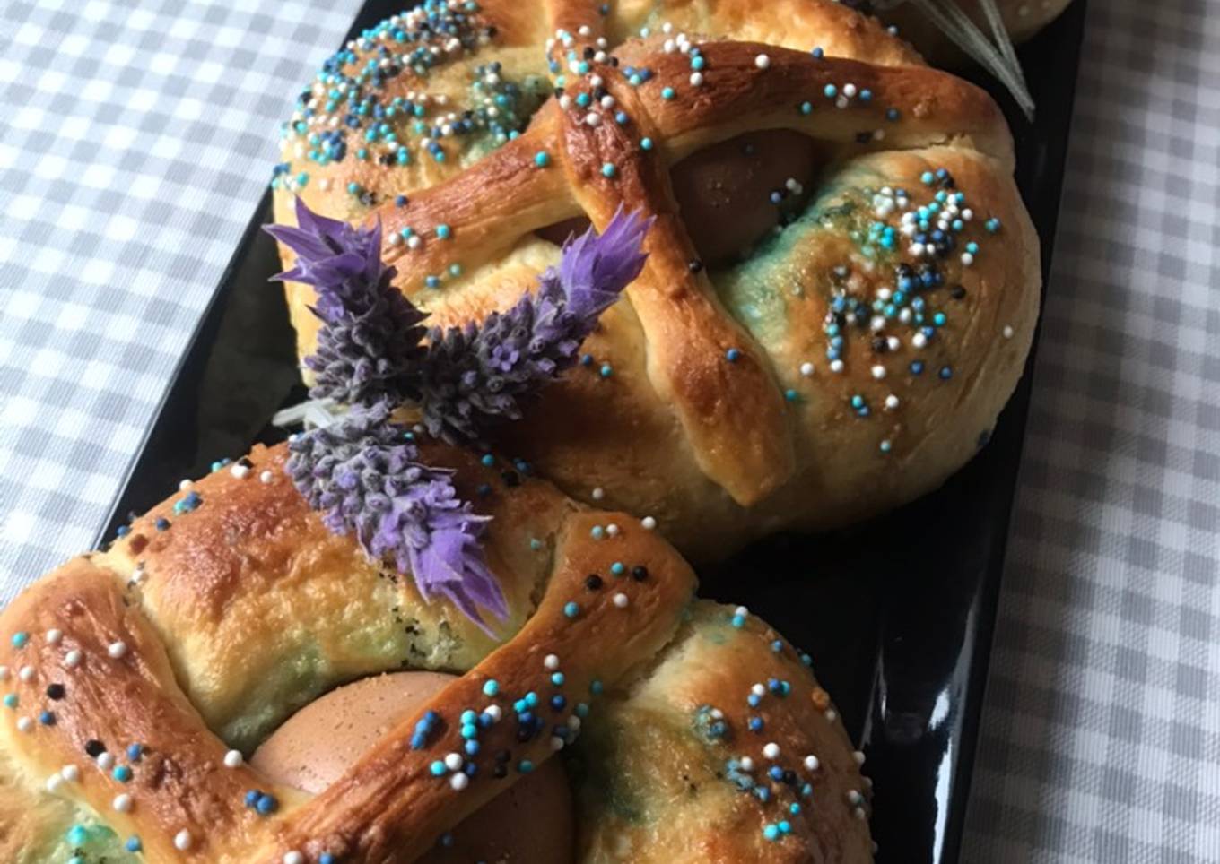 Monas de Pasqua y un tsoureki