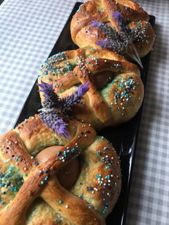 Una foto de Monas de Pasqua y un tsoureki