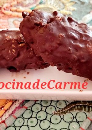 Una foto de Polos de plátano y chocolate crocante
