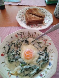 Una foto de Espinacas con bechamel y huevo (receta de mi abuela)