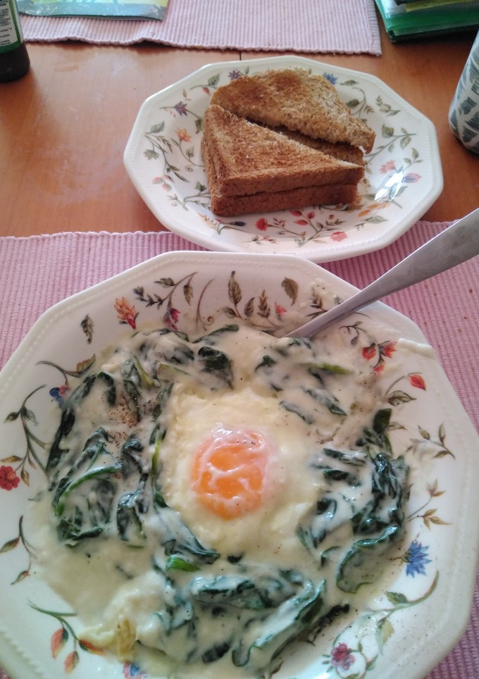 Una foto de Espinacas con bechamel y huevo (receta de mi abuela)