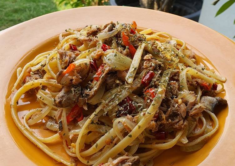 Langkah Mudah untuk Membuat Fettuccine aglio e olio with spicy tuna flakes yang Lezat Sekali