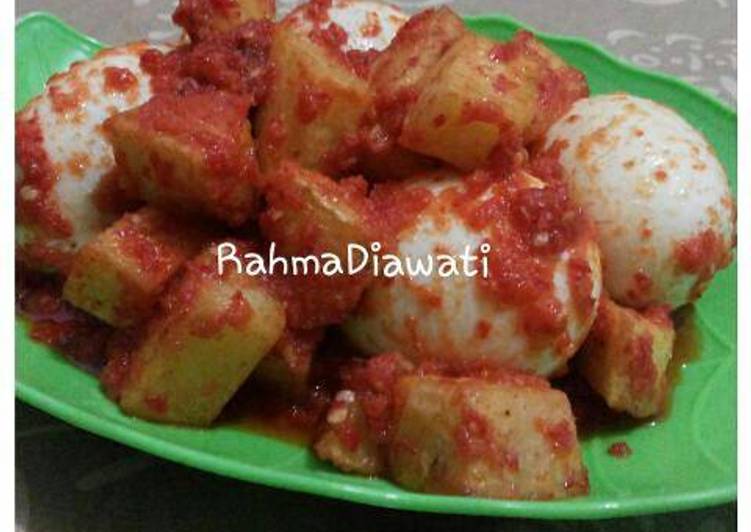 Langkah Mudah untuk Membuat Balado kentang &amp; telur yang Enak Banget