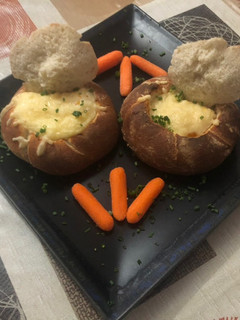 Una foto de Nidos de huevo y sofrito de champiñones espárragos y zanahoria