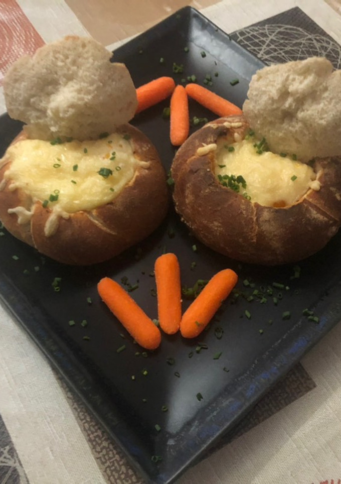 Una foto de Nidos de huevo y sofrito de champiñones espárragos y zanahoria
