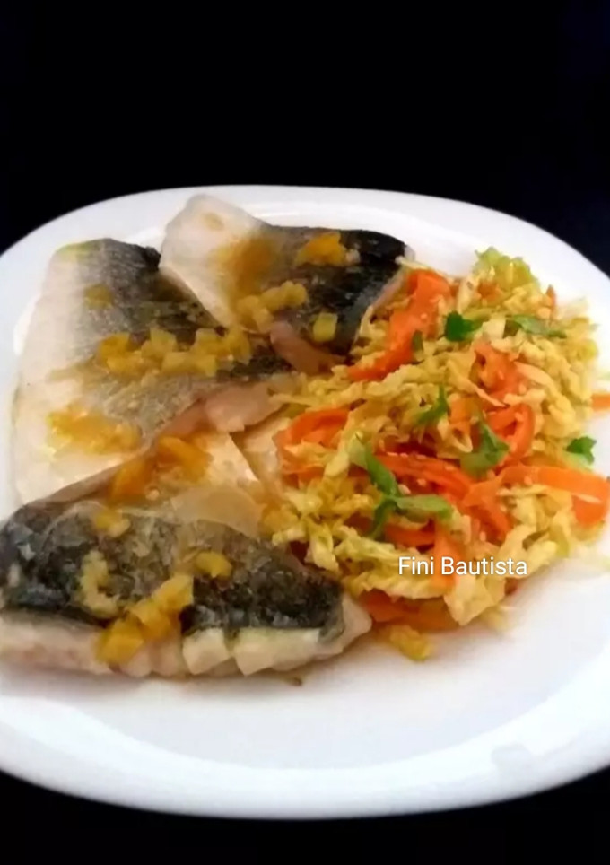 Una foto de Lubina con ensalada japonesa