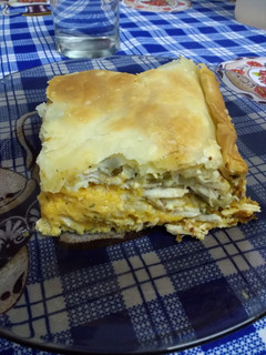 Una foto de Pastel de pollo con puré mixto