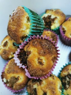 Una foto de Muffins de vainilla con trozos de piña