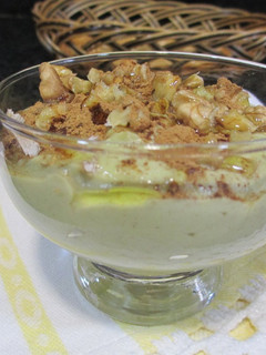 Una foto de Copas con mousse de aguacate, queso, manzana y nueces