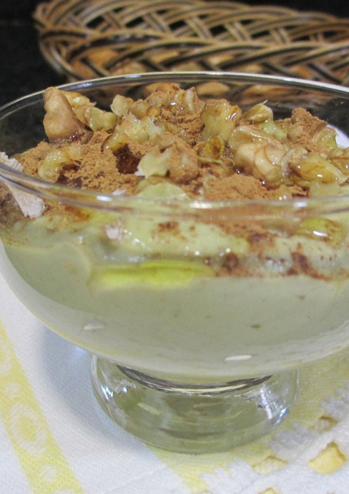 Una foto de Copas con mousse de aguacate, queso, manzana y nueces