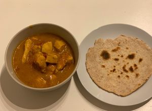 Foto di Chicken Tikka Masala (Curry di pollo) e Chapati