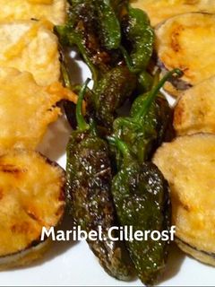 Una foto de Berenjenas en tempura con pimientos de Padrón, que unos pican y otros no