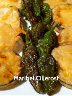 Una foto de Berenjenas en tempura con pimientos de Padrón, que unos pican y otros no