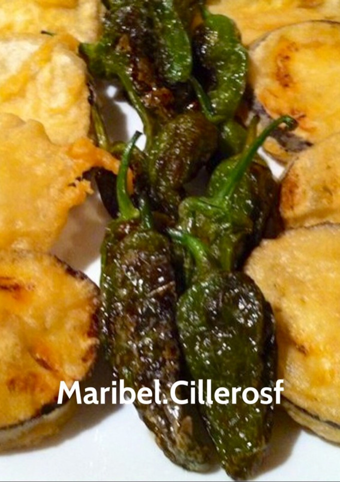 Una foto de Berenjenas en tempura con pimientos de Padrón, que unos pican y otros no