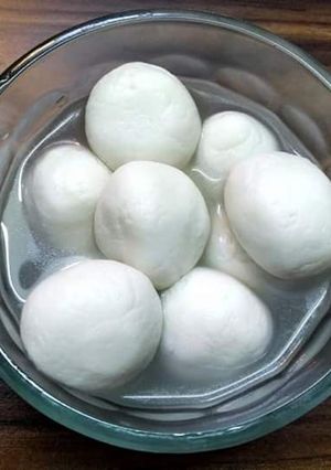 छैना रसगुल्ला (Chenna Rasgulla Recipe in hindi) रेसिपी मुख्य फोटो