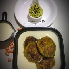 A picture of Spinach Banana patty with peanut cheese gravy and spinach hummus.