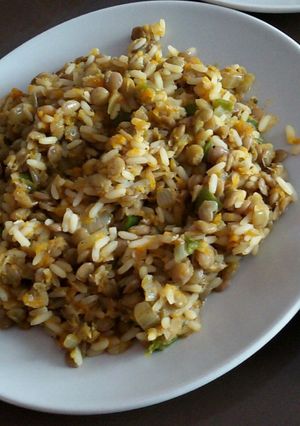 Una foto de Lentejas con arroz y salsa de soja, espectacular! !!