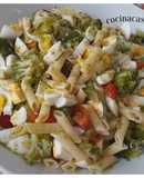 Ensalada de pasta y brócoli -con aliño de albahaca-