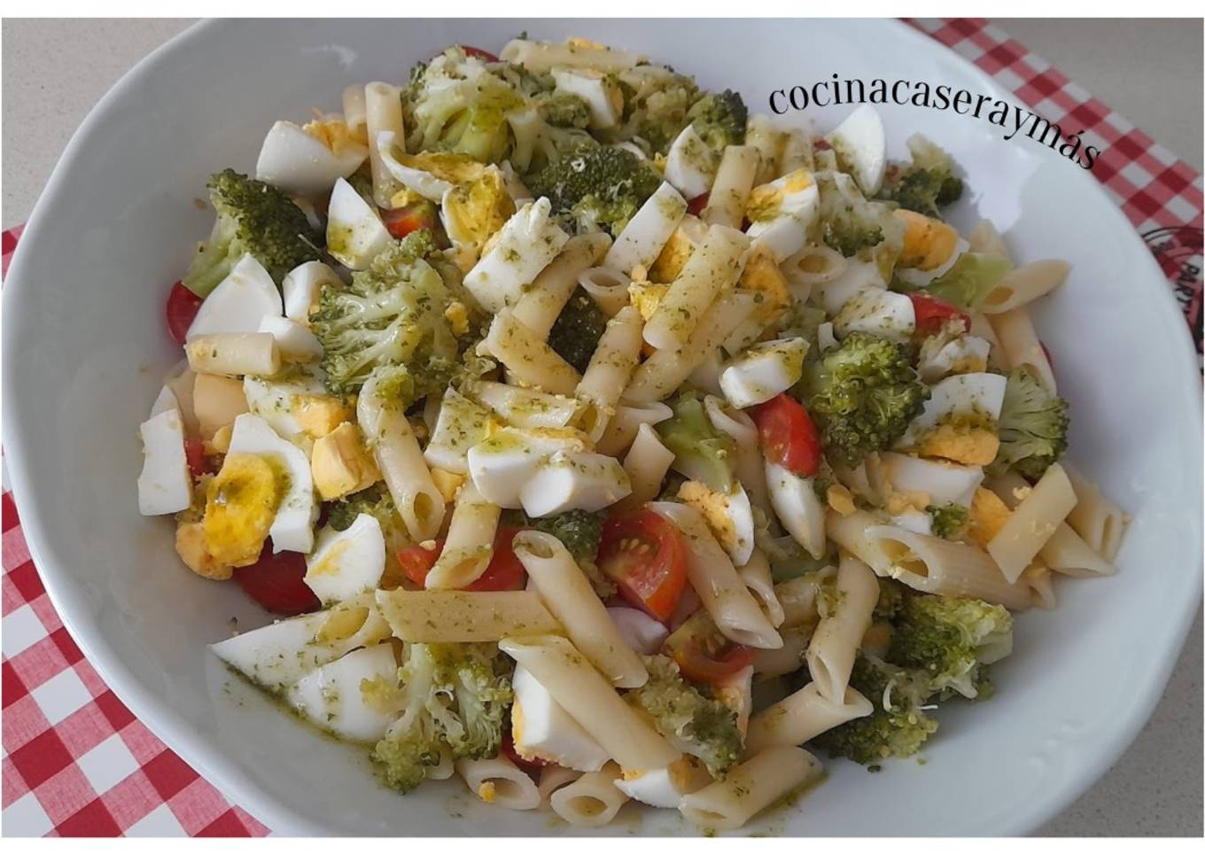 Ensalada de pasta y brócoli -con aliño de albahaca-