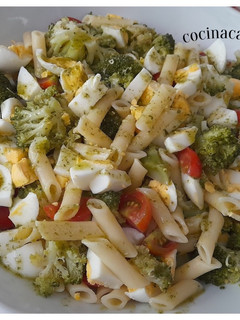 Una foto de Ensalada de pasta y brócoli -con aliño de albahaca-