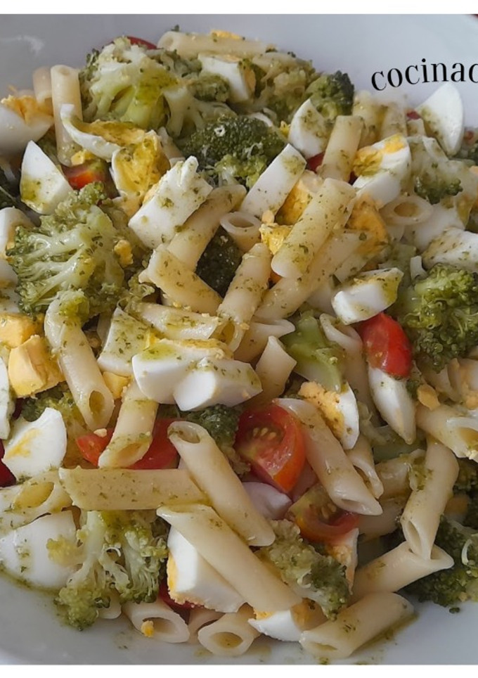 Una foto de Ensalada de pasta y brócoli -con aliño de albahaca-