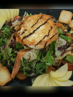 Una foto de Ensalada de queso de cabra con manzana y tostadas