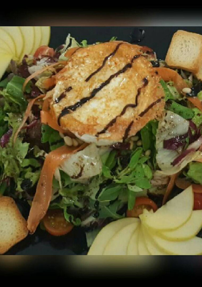 Una foto de Ensalada de queso de cabra con manzana y tostadas