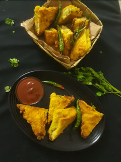 ब्रेड पकौड़ा (bread pakoda recipe in Hindi) रेसिपी मुख्य फोटो
