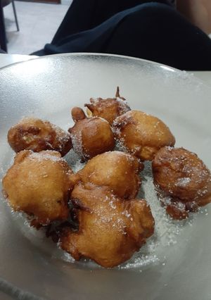 Una foto de Bugnuelo con manzana y pasas de uvas