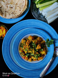 ફુલાવર વટાણા બટાકા નું શાક (Cauliflower Vatana Bataka Sabji Recipe In Gujarati) રેસીપી મુખ્ય ફોટો