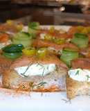 Tostas de salmón ahumado con queso crema