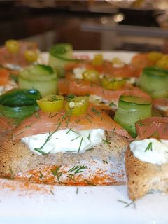 Una foto de Tostas de salmón ahumado con queso crema