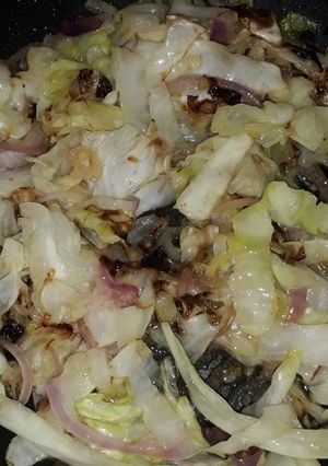 Una foto de Coll salteada con cebolla y salsa ali oli