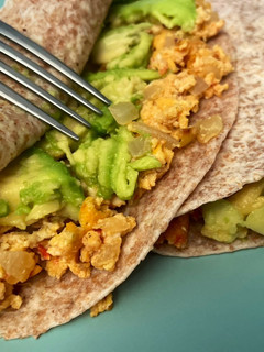 Una foto de Huevos revueltos con sofrito de cebolla y tomate