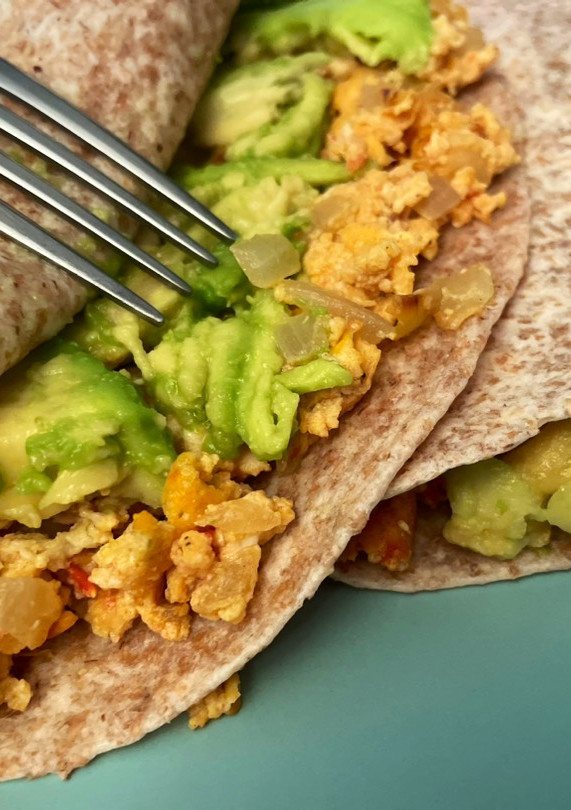 Una foto de Huevos revueltos con sofrito de cebolla y tomate